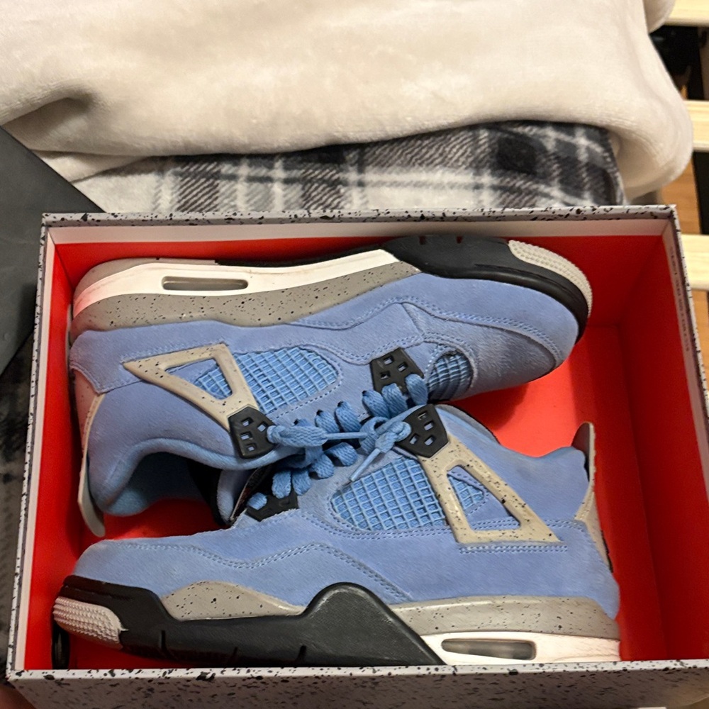 Jordan Air 4 Retro in University Blue and Black
